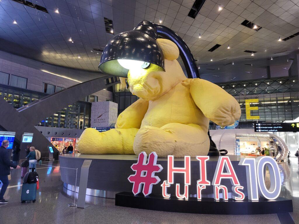 ドーハハマド国際空港のシンボル、巨大なテディベア