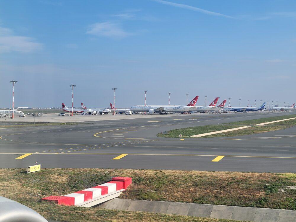 ターキッシュエアラインの飛行機が並ぶイスタンブール空港