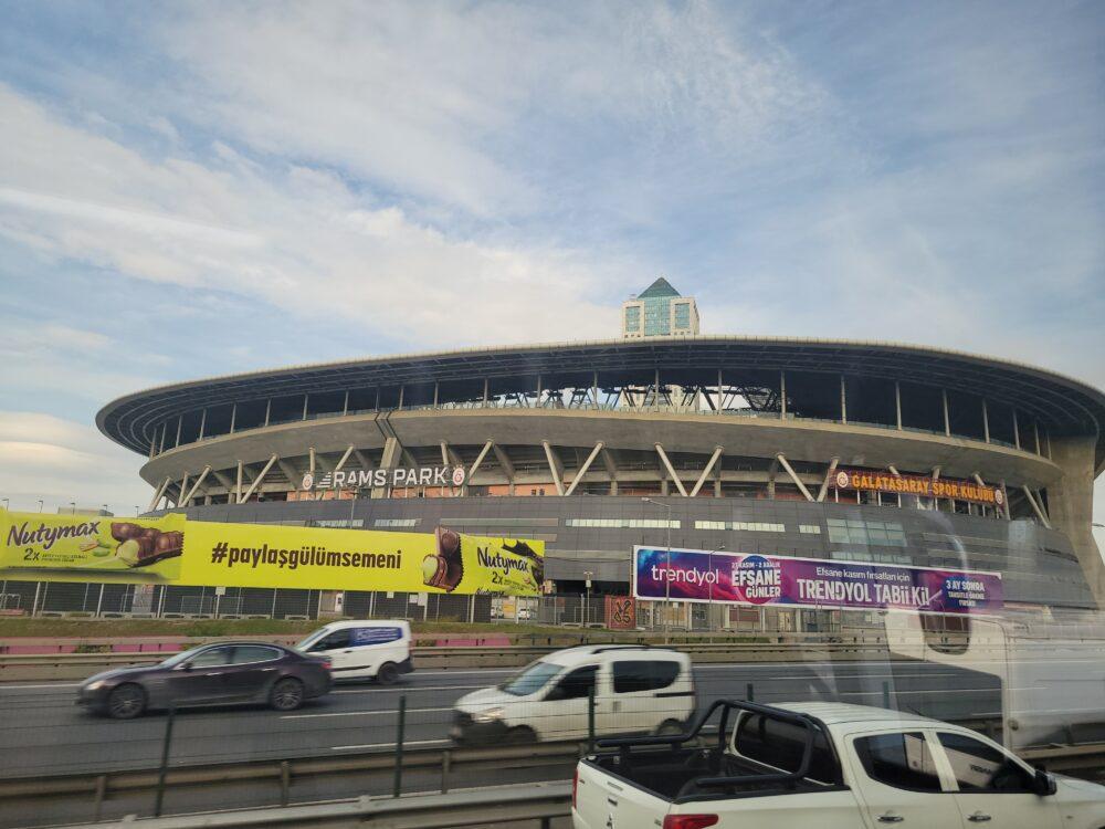 イスタンブール市内への道中にある大きなスタジアム