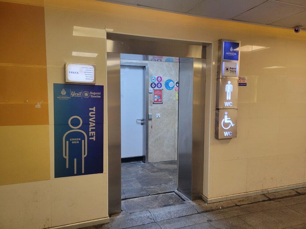 ガラタ橋の有料トイレの入口
