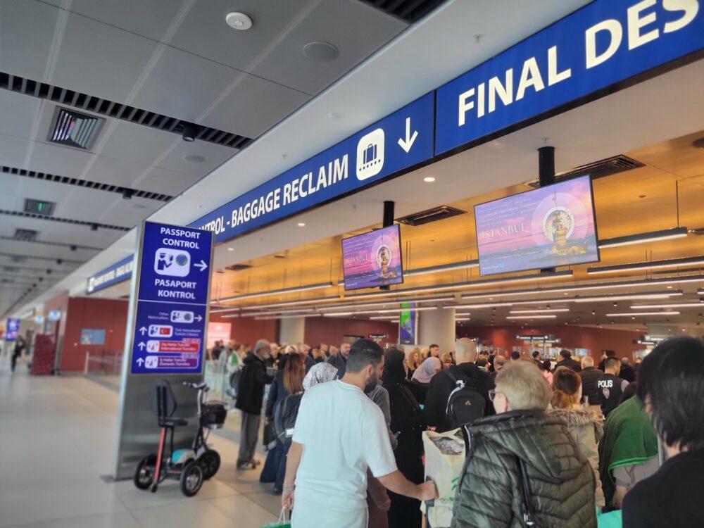 長い列ができているイスタンブール空港のパスポートコントロール