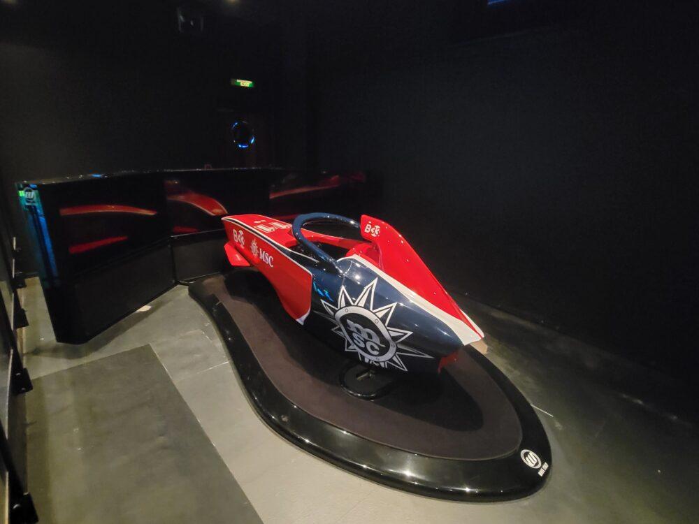 船内のフォーミュラレーサーゲーム