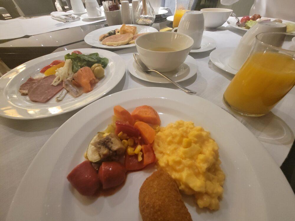 欲張って盛り付けた朝食のプレート