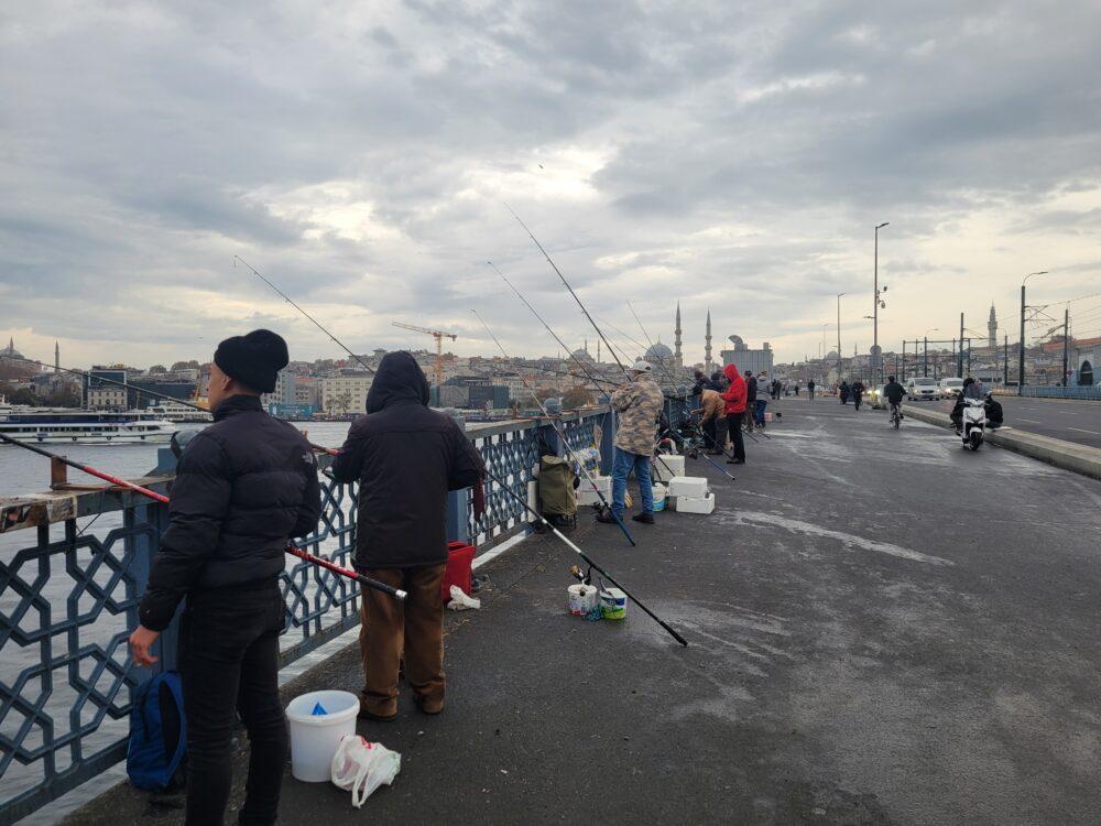 橋の上では朝から釣りをしている人はいっぱい