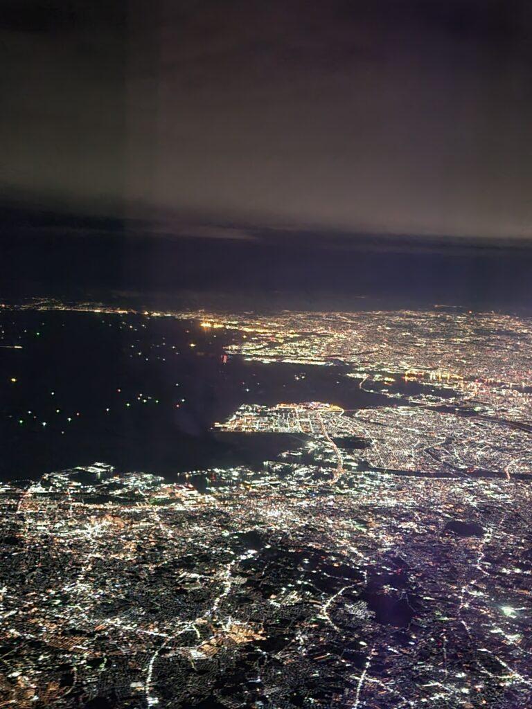離陸直後、夜景が広がる東京の海岸線