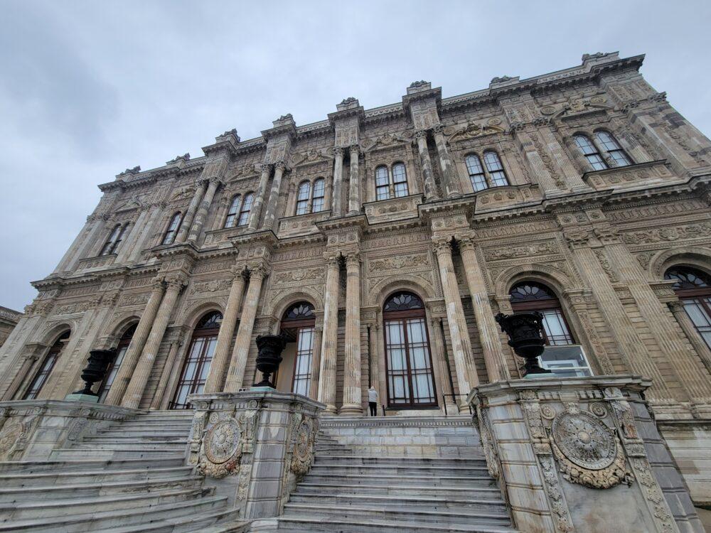 ドルマバフチェ宮殿の中央のメインホールの建物外観