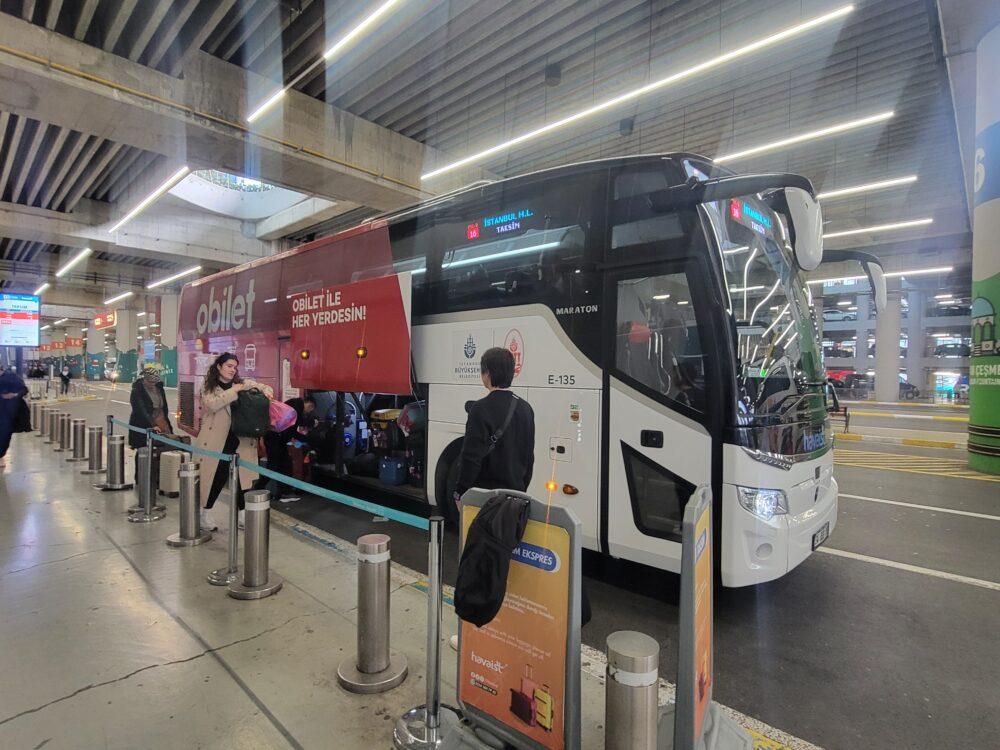 イスタンブール空港から市内へ出発するシャトルバス