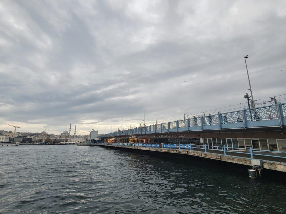 イスタンブールの新市街と旧市街を結ぶガラタ橋