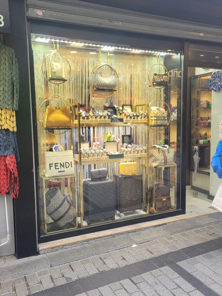 グランバザール前の道に並ぶブランドの偽物らしき商品
