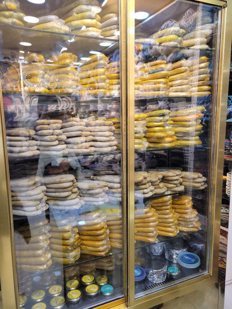 エドまっちゃんの店のショーケースに並ぶ大量のカラスミ