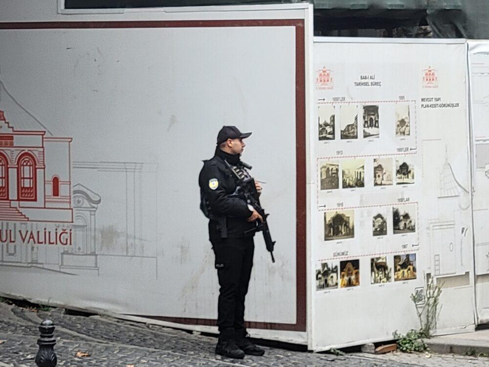 ライフルを持った警備員