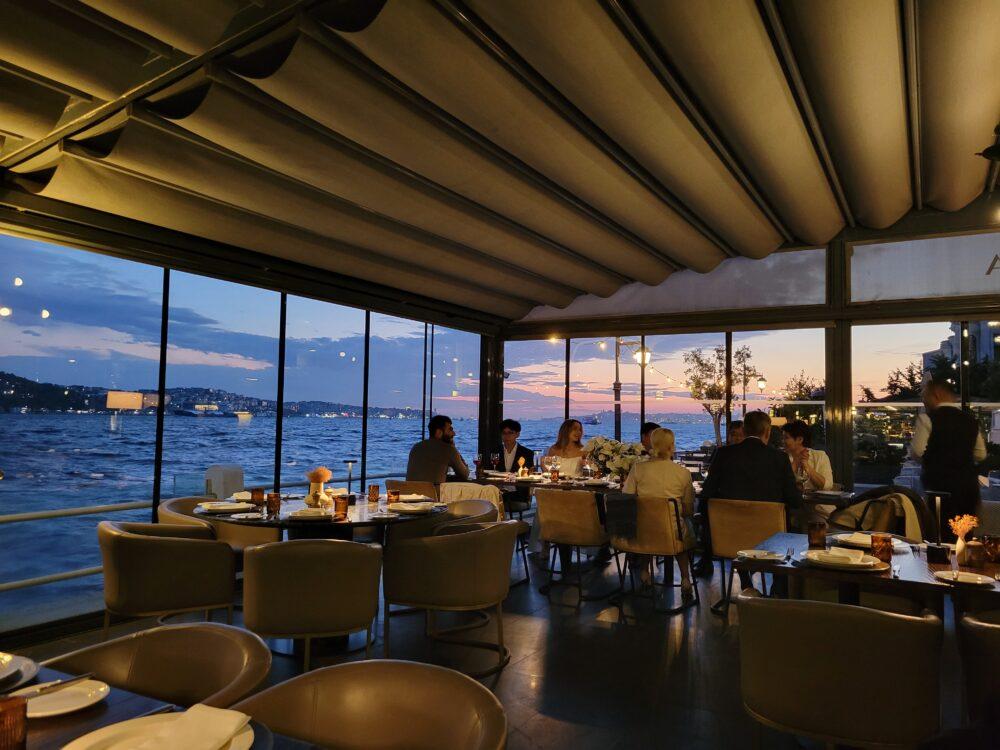 窓から夕景を眺めながら食事を楽しめるFeriye店内