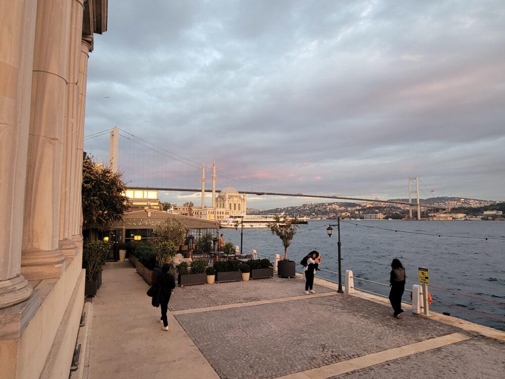 夕暮れのFeriye Palaceから見える殉教者の橋