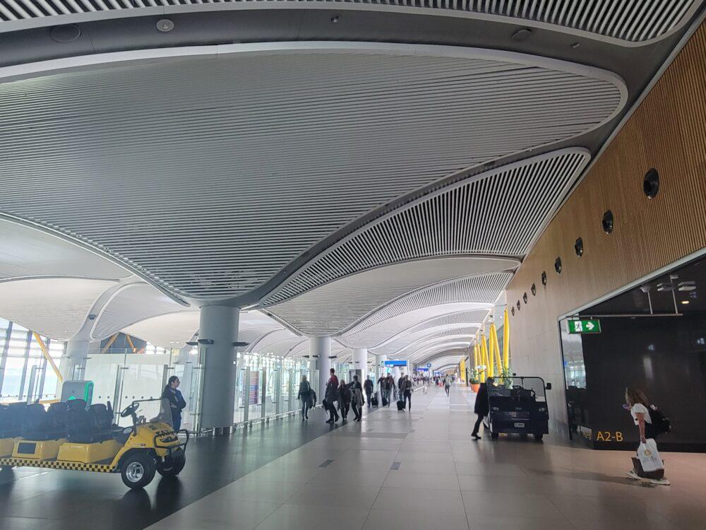 広くて新しいイスタンブール空港の内部