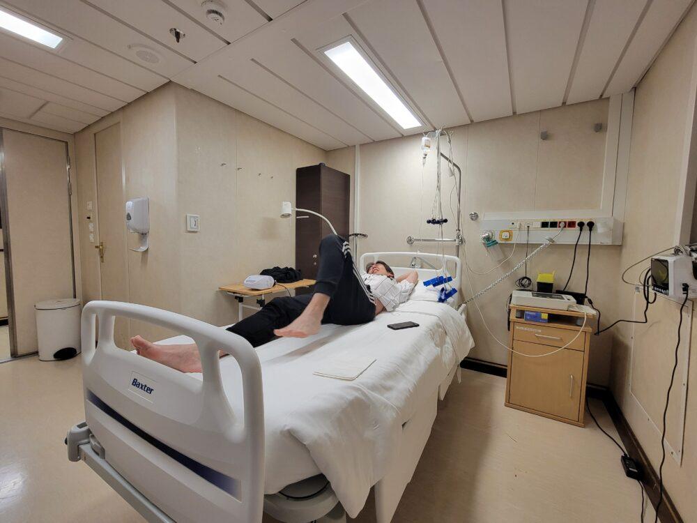 腹痛と吐き気で点滴を受けている旦那さん 苦しそう…