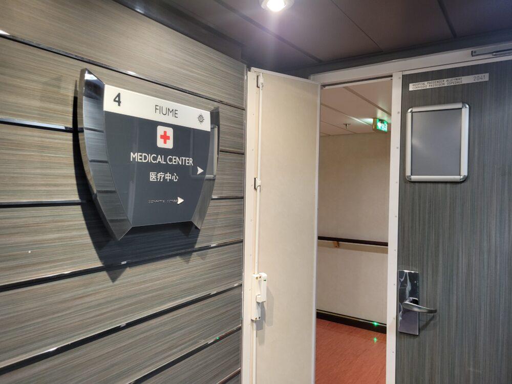 MSCスプレンディータ船内のメディカルセンター入口
