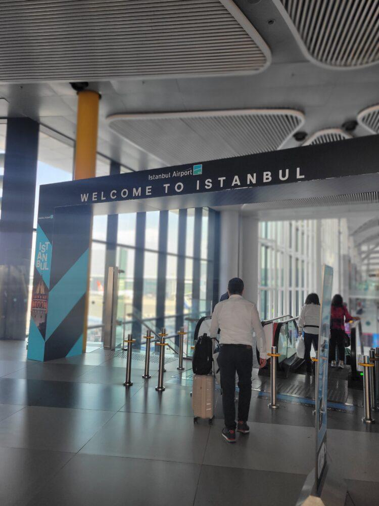 イスタンブール空港に到着したことを示す「WELCOME TO ISTANBUL」のサイン
