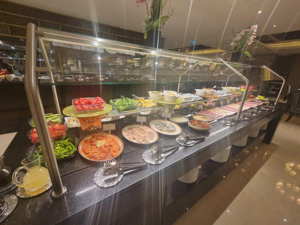 カルパッチョ的なものからハム類も豊富なホテルの朝食ビュッフェ