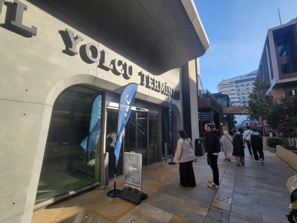 MSCクルーズの旗が掲げられたガラタポート