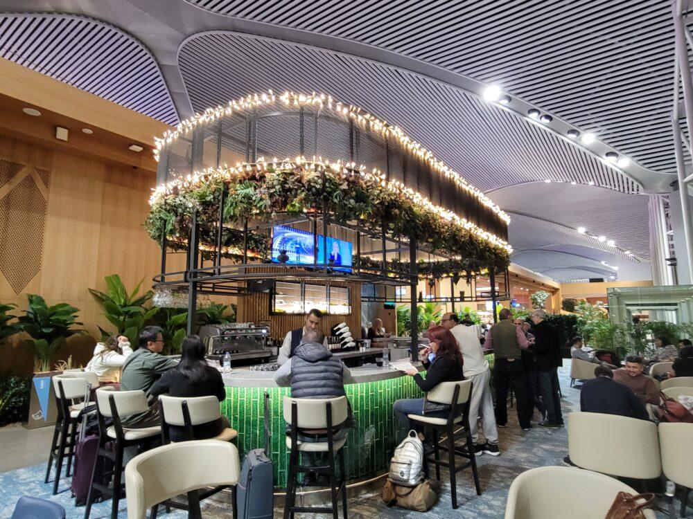 イスタンブール空港のiGAラウンジのバーカウンター