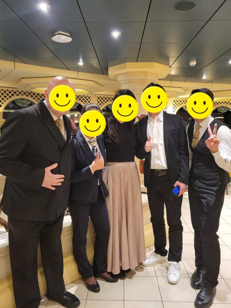 レストランのスタッフとの記念撮影