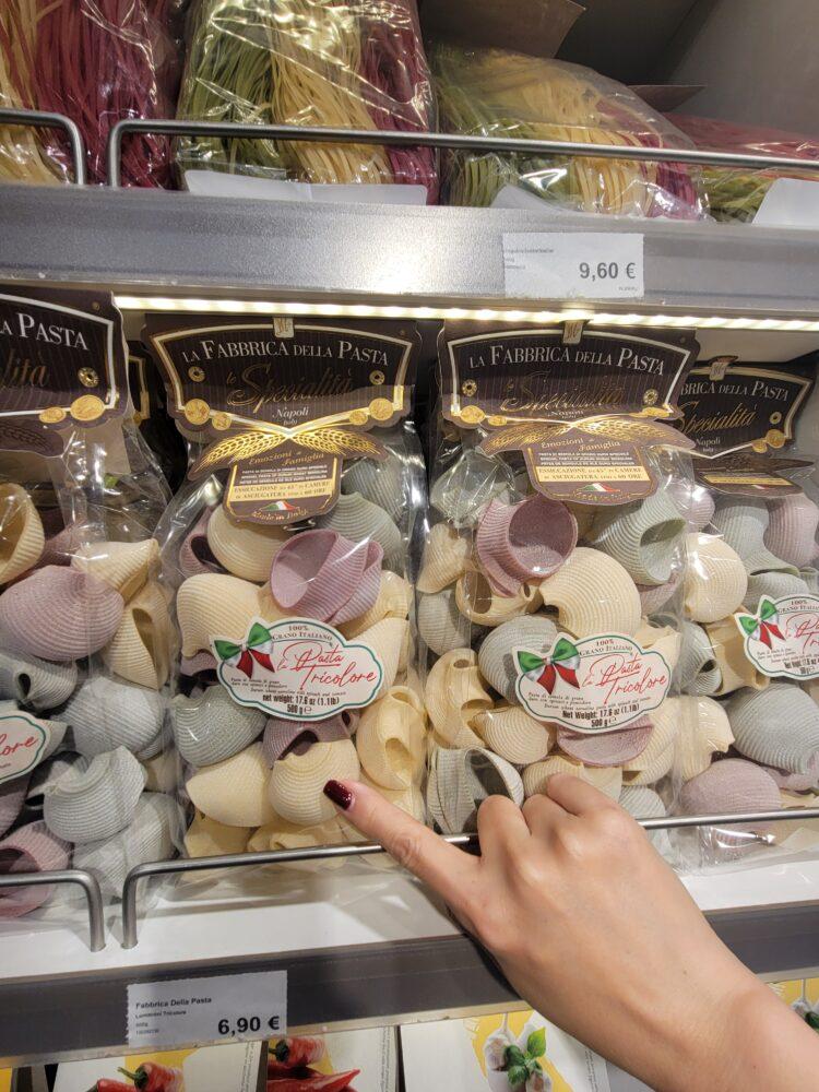 マルコ・ポーロ空港免税店に売っている大きなパスタ