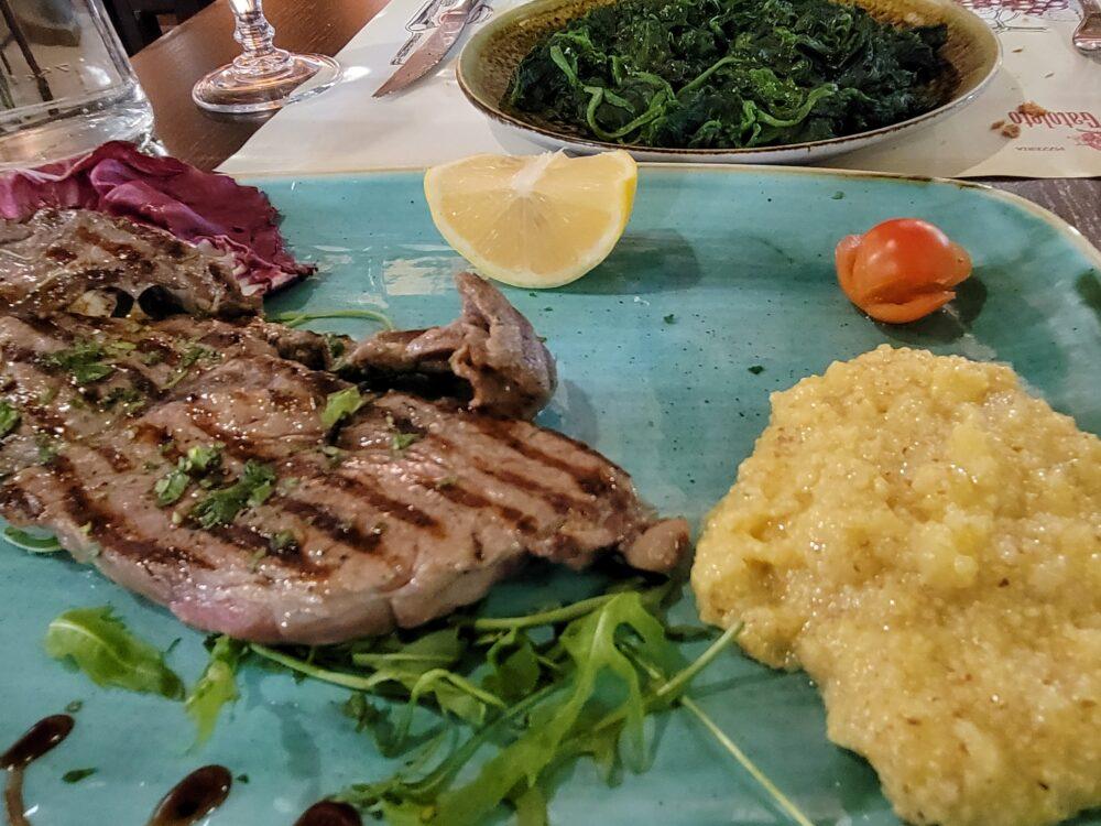 レストランで提供されたメインのお肉料理
