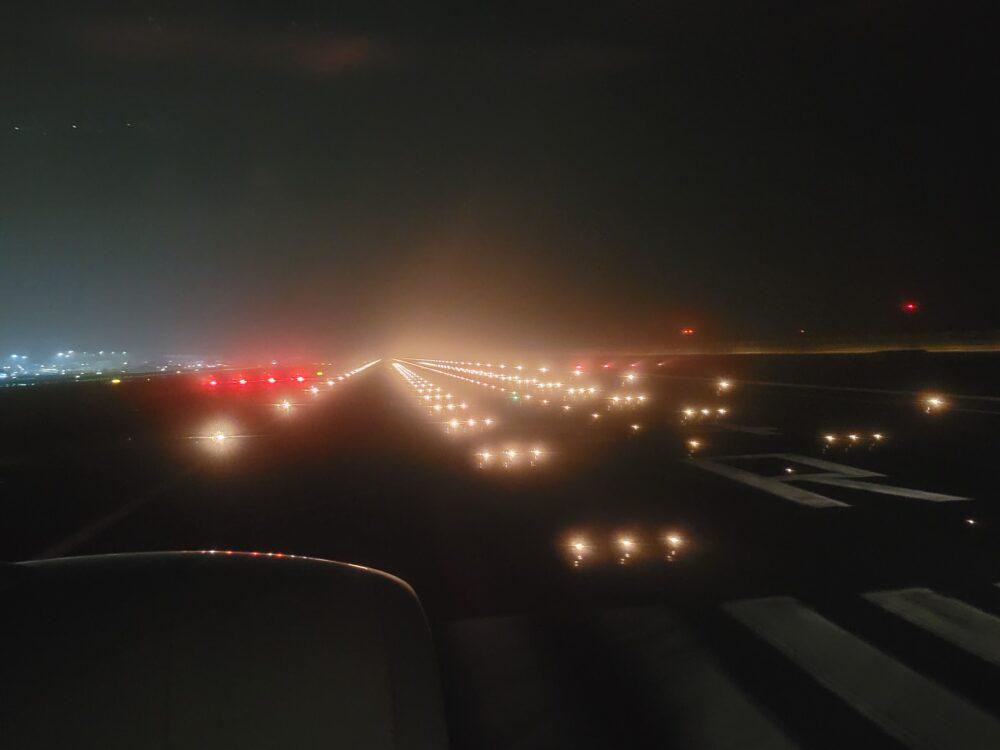 ドーハ空港を後にする機内から見た滑走路