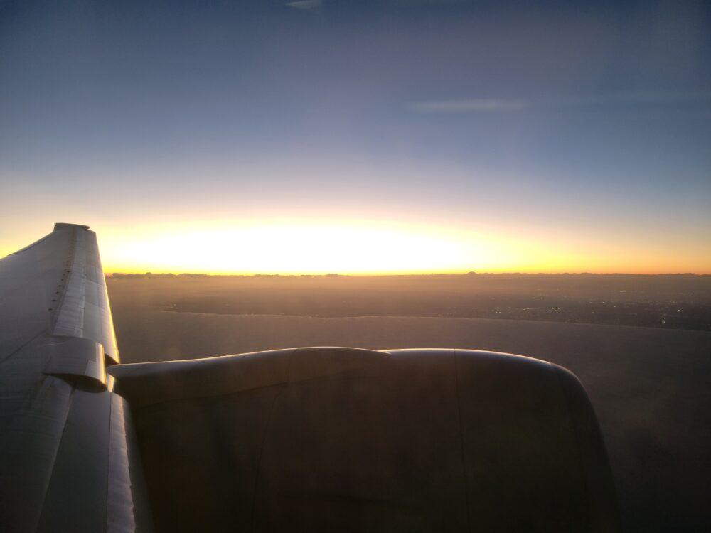 飛行機から見た美しい朝焼け