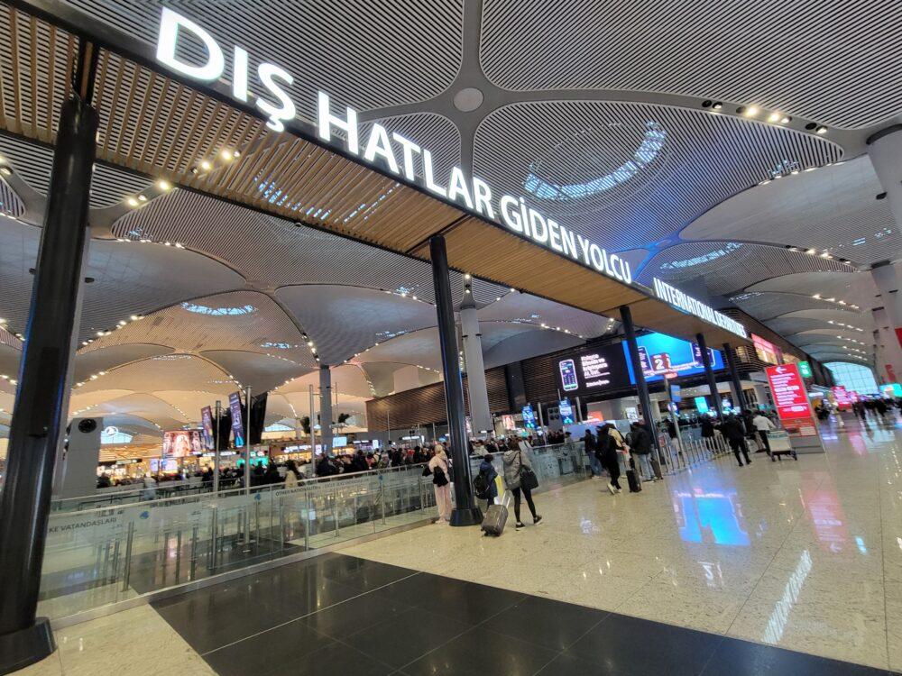 広大なイスタンブール空港の免税店