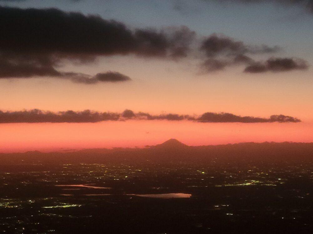 遠くに見える富士山と日本の風景