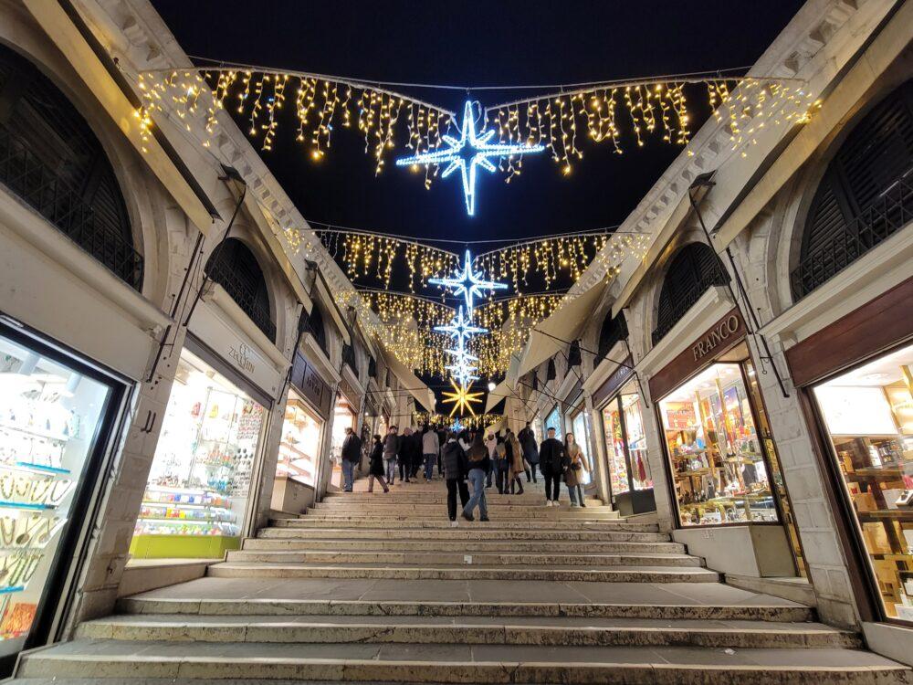 クリスマスの飾りつけがされたリアルト橋