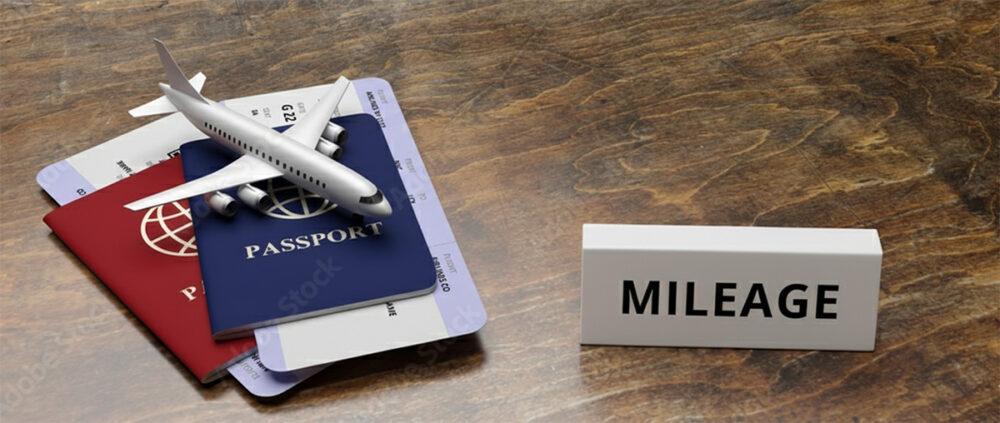 マイレージと書かれたブロックが置かれた台とパスポート